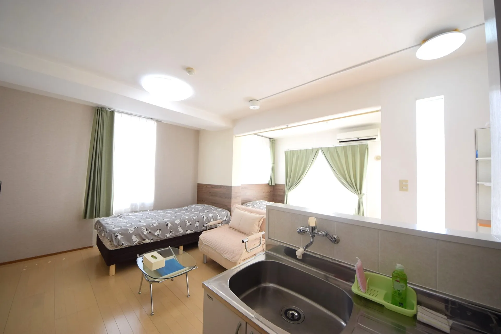 広々1Room ベッド・キッチン全景